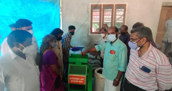 ജാതിക്ക പരിപ്പ് എടുക്കുന്ന യന്ത്രം (നട്ട് ഷെല്ലർ) മുൻനിര പ്രദർശന പരിപാടി കരിമ്പ ഗ്രാമ പഞ്ചായത്ത്‌ പ്രസിഡന്റ് പി.എസ് രാമചന്ദ്രൻ ഉദ്‌ഘാടനം ചെയ്തു