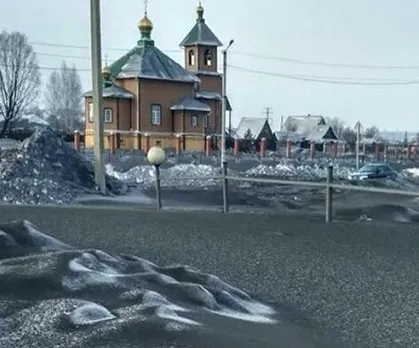 വെളുത്ത മഞ്ഞുകട്ടകൾക്ക് പകരം കറുത്ത മഞ്ഞുവീഴ്ചയിൽ കാരാഗ്രഹമായൊരു നാട് !