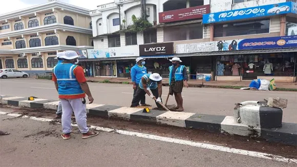 വിഖായ പ്രവർത്തകർ ചെർക്കള ഠൗൺ ശുചീകരിച്ചു