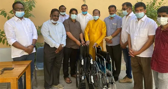 ഇൻകാസ് ഷാർജ സംഘടിപ്പിച്ച രക്തദാന പരിപാടിയിൽ വെച്ച് വീൽ ചെയറുകൾ കൈമാറി