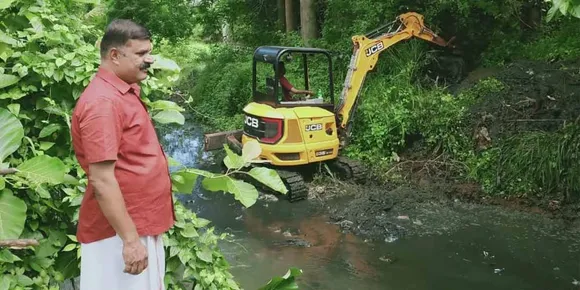 തവിട്ടാൻ തോട് വൃത്തിയാക്കി: പുതുപ്പരിയാരം പഞ്ചായത്തിലെ ഇരുപ്പശ്ശേരി കാവിൽപ്പാട് ലക്ഷ്മി നഗർ നിവാസികൾക്ക് ആശ്വാസം