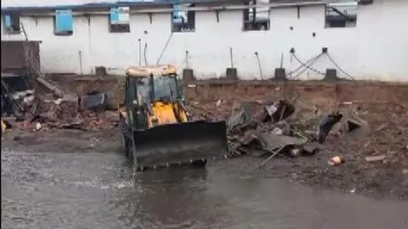 ഗുജറാത്തില്‍ കുടിലിന് മുകളില്‍ മതില്‍ ഇടിഞ്ഞുവീണു; നാലു കുട്ടികള്‍ മരിച്ചു