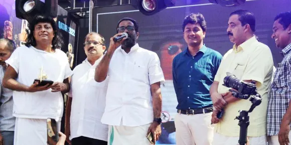 മറഡോണയുടെ സ്വര്‍ണശില്‍പ്പവും സന്ദേശവുമായി ബോചെ ആലപ്പുഴയില്‍