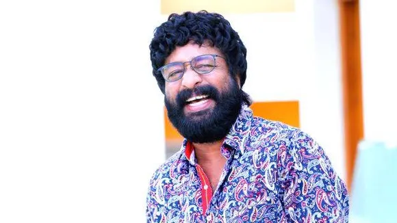 എസ്എസ്എല്‍സി പാസായ സമയത്താണ് ഞാന്‍ കേബിള്‍ ഇടാന്‍ വേണ്ടി പിക്കാസും എടുത്ത് റോഡ് കുത്തിപ്പൊളിക്കാനിറങ്ങിയത്,  കിട്ടുന്ന ശമ്പളം ആറ് രൂപ എഴുപത് പൈസയാണ്, അത് വീട്ടില്‍ വലിയ സഹായമായിരുന്നു, ആ ജോലി ചെയ്യുമ്പോഴും ഞാന്‍ കോമ്പറ്റീഷനുകള്‍ക്കും ഒറ്റയ്ക്ക് പരിപാടികള്‍ക്കും പോകുമായിരുന്നു; സിനിമയിലെത്തും മുമ്പുള്ള ദാരിദ്രത്തെക്കുറിച്ച് മനസു തുറന്ന് നടന്‍ ഹരിശ്രീ അശോകന്‍ 