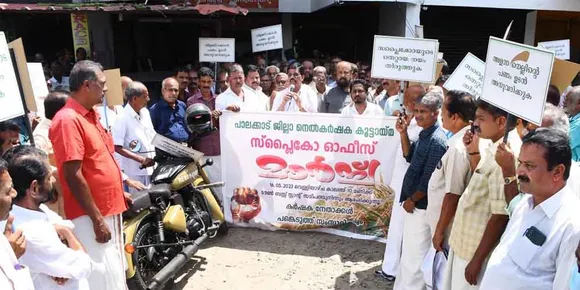 നെൽ കർഷകരോടുള്ള സർക്കാരിന്‍റെ അവഗണന അവസാനിപ്പിക്കണമെന്നാവശ്യപ്പെട്ട് പാലക്കാട് ജില്ലാ കർഷക കൂട്ടായ്മ സപ്ലൈകോയ്ക്കു മുന്നിൽ ധർണ്ണ നടത്തി
