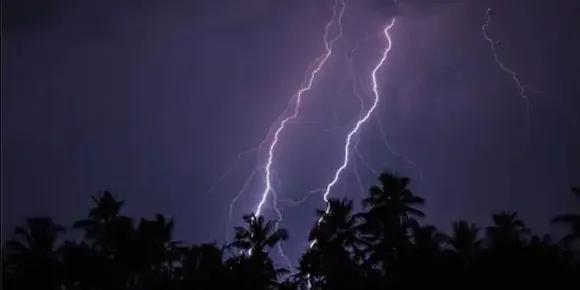 കടക്കലിൽ നാലുപേർക്ക് ഇടിമിന്നലേറ്റു; സാരമായി പരിക്കേറ്റ 3 പേര്‍ മെഡിക്കല്‍ കോളേജ് ആശുപത്രിയില്‍