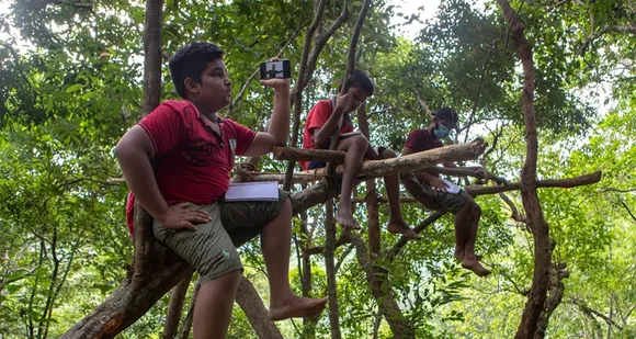 അറിവുതേടാൻ ആകാശം മുട്ടെ ! ഓണ്‍ലൈന്‍ ക്ലാസുകളില്‍ പങ്കെടുക്കാന്‍ ശ്രീലങ്കയില്‍ ഗ്രാമീണമേഖലകളിലെ കുട്ടികള്‍ കിലോമീറ്ററുകൾ താണ്ടി മലമുകളിലും വലിയ മരത്തിനു മുകളിലും കയറിയാണ് മൊബൈല്‍ റേഞ്ച് കണ്ടെത്തുന്നത്...