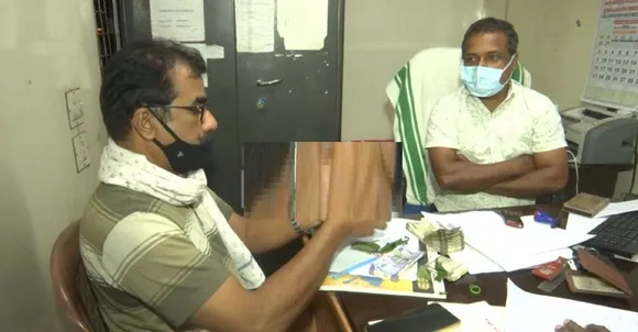 വാളയാറിലെ മോട്ടോര്‍ വാഹന വകുപ്പിന്റെ ഇന്‍ ചെക്പോസ്റ്റില്‍ വിജിലന്‍സ് പരിശോധന; ഉദ്യോഗസ്ഥര്‍ ശേഖരിച്ച് ഏജന്റിന് കൈമാറിയ അറുപത്തി ഏഴായിരം രൂപ പിടികൂടി; ഉദ്യോഗസ്ഥരെ പ്രീതിപ്പെടുത്താനായി പണത്തിനൊപ്പം പച്ചക്കറികളും പഴവര്‍ഗങ്ങളും ചെക്പോസ്റ്റില്‍