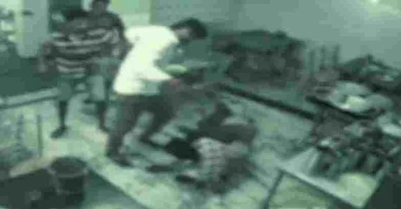 ഗുണ്ടാപിരിവ് നല്‍കിയില്ല, ഭക്ഷണം ക‍ഴിക്കവെ യുവാവിനെ തല്ലി ബോധം കെടുത്തി