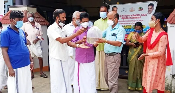 ഫിഷറീസ് വകുപ്പ് ഗ്രാമപഞ്ചായത്തുകളുടെ സഹകരണത്തോടെ നടപ്പിലാക്കി വരുന്ന പൊതു ജലാശയങ്ങളിലെ കാർപ്പ് മത്സ്യകൃഷിക്കാവശ്യമായ മത്സ്യ കുഞ്ഞുങ്ങളുടെ വിതരണം തേങ്കുറുശ്ശി ഗ്രാമപഞ്ചായത്തിൻ നിര്‍വഹിച്ചു
