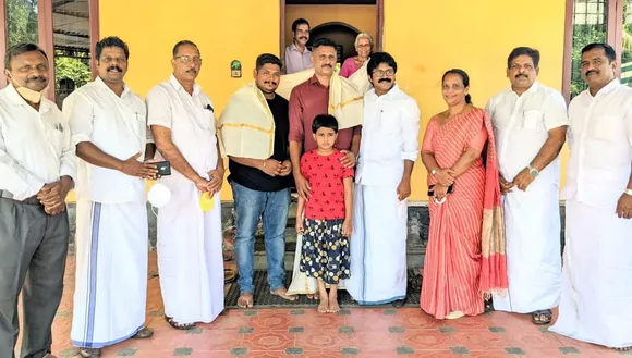 തോട്ടുവാക്കാരായ വിനോദ് പള്ളത്തിനും ആനന്ദ് രാജിനും പെരുമ്പാവൂർ എം. എൽ. എ. യുടെ ആദരം