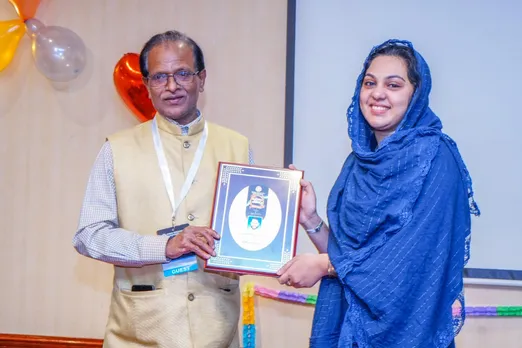 ദുബായ് മലയാളി അസോസിയേഷന്റെ പുരസ്ക്കാരം ഏറ്റുവാങ്ങി ഫർസാന അബ്ദുൽജബ്ബാർ