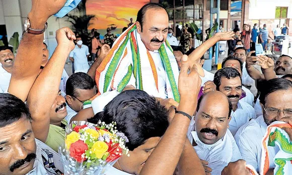 കഴിഞ്ഞ 10 വർഷമായി രാജ്യത്ത് നടന്ന ഒട്ടുമിക്ക തെരഞ്ഞെടുപ്പുകളിലും ജനം വോട്ടു ചെയ്തത് നായകനായ നേതാവിനായിരുന്നു ! ' ആരാ നിങ്ങടെ നേതാവ് ? എന്താ നിങ്ങടെ പരിപാടി' എന്നത് ജനം ഏറ്റെടുത്ത ഒരു ചോദ്യം തന്നെയാണ്. പലരുകൂടിയാല്‍ പാമ്പ് ചാകില്ലെന്ന യാഥാര്‍ത്ഥ്യം ജനങ്ങൾക്കറിയാം, ഇനിയും കോണ്‍ഗ്രസിനതറിയില്ല. തൃക്കാക്കര വിജയത്തിലെ അനുകൂല സാഹചര്യം മുതലാക്കാന്‍ കോണ്‍ഗ്രസ് ആദ്യം തീരുമാനിക്കേണ്ടത് സ്വന്തം നേതാവിനെ ! ലീഡറും ക്യാപ്റ്റനുമല്ലെങ്കിലും നയിക്കാന്‍ ഒരു നേതാവ് വേണം. കോണ്‍ഗ്രസ് കാലത്തിന്റെ ചുവരെഴുത്തുകള്‍ വായിക്കാതെ പോയാൽ