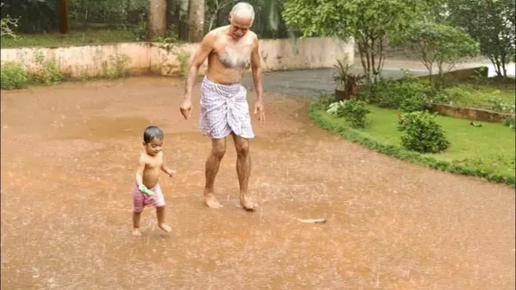ഒരു മുത്തച്ഛനും ഒന്നര വയസ്സുകാരി പേരക്കുട്ടിയും ചേർന്ന് വീട്ടുമുറ്റത്തു നടത്തിയ "മഴക്കുളിയും കളിയും" കണ്ടത് പത്തുലക്ഷത്തിലധികം പേർ ! സമൂഹമാധ്യമങ്ങളിൽ വൈറലായ ഈ 30 സെക്കന്റ് വീഡിയോയിലെ "താരങ്ങൾ" പാലാക്കാരാണ്.!
