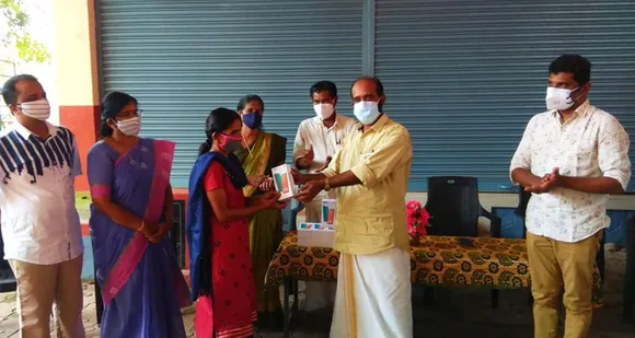 ഓൺലൈൻ പഠന സൗകര്യം ഒരുക്കുന്നതിന് കൂട്ടായ പരിശ്രമം; ഫോൺ വിതരണം നടത്തി