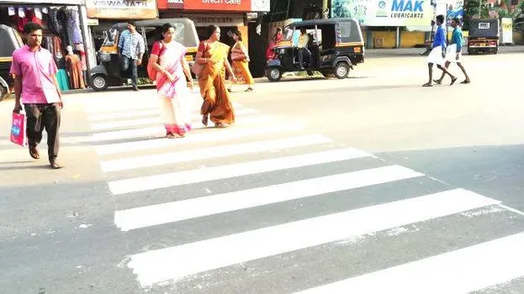 സീബ്രാ ലൈനുകളിലേക്ക് വാഹനങ്ങൾ കയറ്റി നിർത്തുന്നവരെ പൂട്ടാനൊരുങ്ങി കൊച്ചി സിറ്റി പോലീസ്