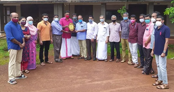 ദേശീയ സെമിനാറിൽ പങ്കെടുക്കുന്ന എടത്തനാട്ടുകര ഗവ. ഓറിയന്റൽ ഹൈസ്കൂൾ അധ്യാപകൻ അച്ചുതൻ മാസ്റ്റർക്ക്‌ യാത്രയയപ്പ്‌ നൽകി