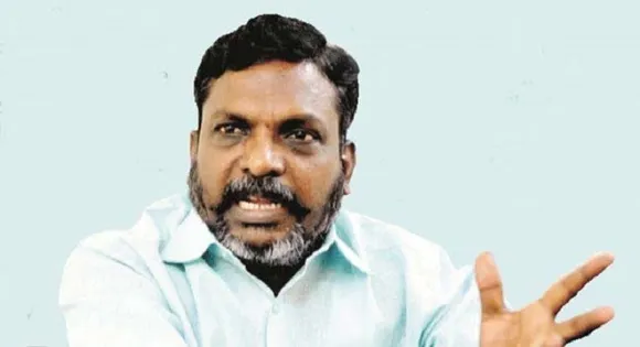 മഴവെള്ളത്തില്‍ കാല്‍ നനയാതിരിക്കാന്‍ കസേരകളിലൂടെ നടന്ന് കാറിലേക്ക്; എംപിയുടെ പ്രവൃത്തി വിവാദത്തില്‍-വീഡിയോ