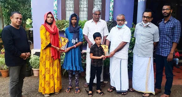 ആറ് വയസുകാരനെ മരണ കയത്തിൽ നിന്ന് കരകയറ്റിയ സഹോദരങ്ങളെ വെൽഫെയർ പാർട്ടി ആദരിച്ചു