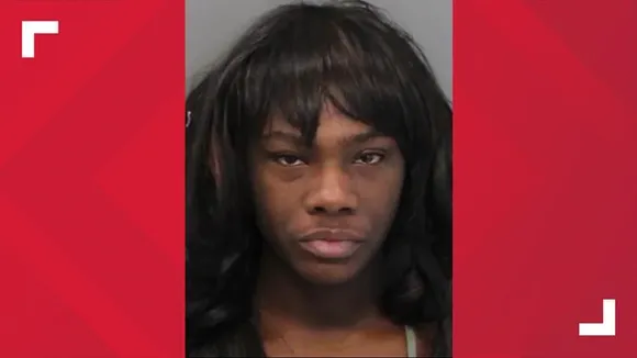 ഒരു കൈയില്‍ കുഞ്ഞ്, മറു കൈയില്‍ കഞ്ചാവ്: ഫെയ്‌സ് ബുക്ക് ലൈവ് ചെയ്ത മാതാവ് അറസ്റ്റില്‍