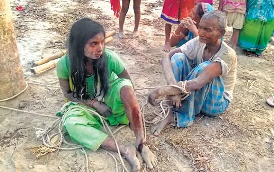 അതിക്രൂരം ഇത്. വൃദ്ധപിതാവിനെയും മകളെയും മരത്തില്‍ കെട്ടിയിട്ട് തല്ലിച്ചതച്ച് ഒരു സമ്പന്നനും അയാളുടെ ഗുണ്ടകളും നടത്തിയ നരനായാട്ട് !