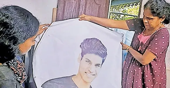 ‘‘എന്റെ മകന്റെ മരണത്തിൽ ദുരൂഹതയുണ്ട്. അവനെ കപ്പലിൽ നിന്ന് കാണാതായത് ഏതു സാഹചര്യത്തിലാണെന്നു കപ്പൽ കമ്പനി ഇതുവരെ വെളിപ്പെടുത്തിയിട്ടില്ല. ഞങ്ങളുടെ നഷ്ടം വളരെ വലുതാണ്. നീതി കിട്ടാനായി ഞങ്ങൾ ഏതറ്റം വരെയും പോകും’’; ഹോങ്കോങ്ങിൽ കപ്പലിൽ നിന്നു ദുരൂഹ സാഹചര്യത്തിൽ കാണാതായി കടലിൽ മരിച്ച നിലയിൽ കണ്ടെത്തിയ യുവാവിന്റെ കുടുംബം പറയുന്നു