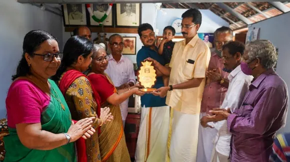 ദണ്ഡിയാത്രയുടെ സ്മൃതികളുറങ്ങുന്ന വീടുകൾതേടി അവരെത്തി... ദീപ്തസ്മരണകളിൽ ഷൊർണ്ണൂർ രാഘവ്ജിയുടെയും മായന്നൂർ ശങ്കർജിയുടെയും കുടുംബാംഗങ്ങൾ