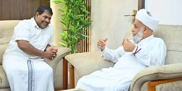 സയ്യിദ് മുഹമ്മദ്‌ ജിഫ്രി മുത്തുക്കോയ തങ്ങളെ സന്ദർശിച്ചുകൊണ്ട് റസാഖ് പാലേരിയുടെ 'ഒന്നിപ്പി'ന് കോഴിക്കോട് ജില്ലയിൽ തുടക്കം