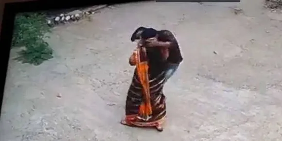 ബീഹാറിൽ നടുറോഡിൽ ആരോഗ്യ പ്രവർത്തകയെ ബലമായി ചുംബിച്ച് ‘സീരിയൽ കിസ്സർ’ ; ചുംബനപ്പേടിയിൽ യുവതികളും പെൺകുട്ടികളും, വീഡിയോ