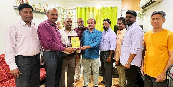 ദീർഘകാല പ്രവാസമവസാനിപ്പിച്ചു നാട്ടിലേക്ക് മടങ്ങുന്ന ഷാജി ആയൂരിന് കെജെപിഎസ് യാത്രയയപ്പ് നൽകി