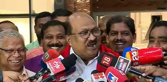കെ.വി. തോമസ് കണ്ണൂരില്‍; ചുവന്ന ഷാള്‍ അണിയിച്ച് വന്‍ സ്വീകരണമൊരുക്കി സിപിഎം; ചുവന്ന ഷാൾ സ്ഥിരമാക്കുമോ എന്ന ചോദ്യത്തിന് ‘കാത്തിരിക്കൂ’ എന്ന് മറുപടി