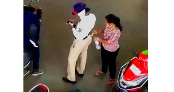 ഫോട്ടോസ്റ്റോറി : കൈക്കൂലിയുടെ പുതിയ വെർഷൻ !!