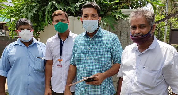 ദുരിതമനുഭവിക്കുന്ന 25 കുടുംബങ്ങൾക്ക് ആയിരം രൂപ വീതം സഹായ ഹസ്തവുമായി ഹയ ഹൈപ്പർമാർക്കറ്റ് ഉടമ മൊയ്തു മനച്ചിതൊടി