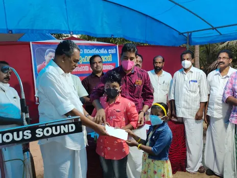 മുഹമ്മദ് ഷാൻ കുടുംബ സഹായഫണ്ട് സി പി എം തൃശൂർ ജില്ലാ സെക്രട്ടറി വിതരണം ചെയ്തു