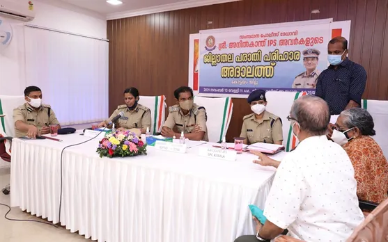 കോട്ടയത്ത് സംസ്ഥാന പോലീസ് മേധാവി നടത്തിയ പരാതി പരിഹാര അദാലത്തില്‍ 50 പരാതികള്‍ പരിഗണിച്ചു