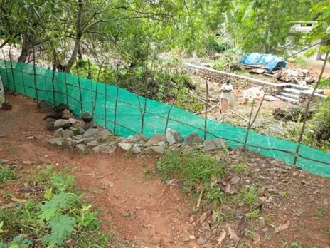 സെറിബ്രൽ പാൾസി രോഗം ബാധിച്ച കുട്ടിയുടെയും കുടുംബത്തിന്റെയും സഞ്ചാര സ്വാതന്ത്ര്യം കെട്ടിഅടച്ചു അയൽവാസിയുടെ ക്രൂരത