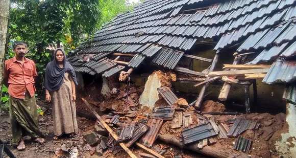 കണ്ണമ്പ്ര കാരപ്പൊറ്റയിൽ കനത്ത മഴയിൽ വീടിൻ്റെ ഭിത്തി തകർന്നു വീണ് അപകടം. വീട്ടുകാര്‍ പരിക്കേല്‍ക്കാതെ രക്ഷപെട്ടു