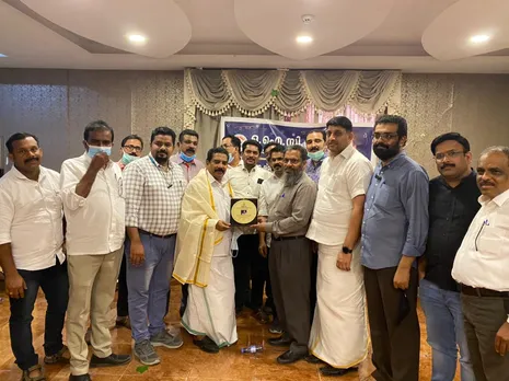 നാല്പത് വർഷത്തെ പ്രവാസ ജീവിതം അവസാനിപ്പിച്ച് നാട്ടിലേക്ക് മടങ്ങുന്ന ഒ.ഐ.സി.സി സീനിയർ നേതാവ് അഷ്റഫ് വടക്കേവിളക്ക് ഒ.ഐ.സി.സി കൊല്ലം ജില്ല കമ്മററി യാത്രയയപ്പ് നല്കി.