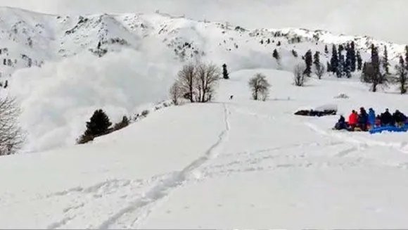 കാശ്മീരിൽ മഞ്ഞു വീഴ്ച്ച; രണ്ട് വിദേശ പൗരന്മാർ മരിച്ചു