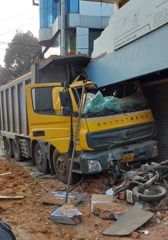 നിയന്ത്രണംവിട്ട ടോറസ് ലോറി  കടയിലേക്ക് ഇടിച്ചു കയറി;  രണ്ടു പേര്‍ അത്ഭുതകരമായി രക്ഷപ്പെട്ടു