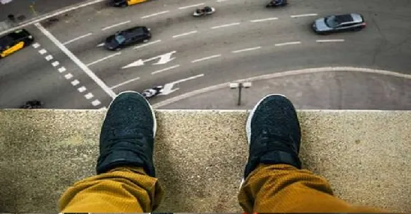 ലോക്ഡൗണിനെ തുടര്‍ന്ന് തമ്മില്‍ കാണാതായി;  ഫോണ്‍ വിളിച്ചിട്ടും കാമുകി അവഗണിക്കുന്നു, നിരാശ താങ്ങാനാകാതെ കെട്ടിടത്തിന് മുകളില്‍ നിന്നും ചാടി 22 കാരന്‍