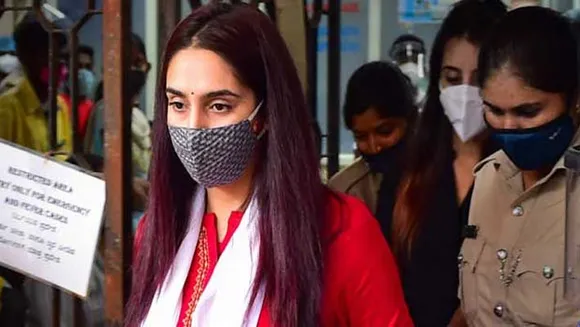 ക​ടു​ത്ത ന​ടു​വേ​ദ​ന; ക​ന്ന​ട ന​ടി രാ​ഗി​ണി ദ്വി​വേ​ദി​യെ ആ​ശു​പ​ത്രി​യി​ല്‍ പ്ര​വേ​ശി​പ്പി​ച്ചു