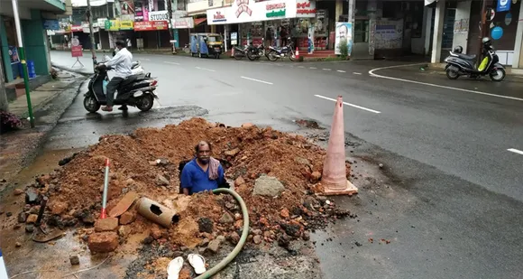 പിറവം നഗരമധ്യത്തില്‍ പൈപ്പ് പൊട്ടി ജലം കുത്തിയൊലിച്ചു. മണിക്കൂറുകള്‍ക്കകം പൊട്ടിയ പൈപ്പ് മാറ്റി സ്ഥാപിച്ച് ജല അതോറിട്ടി പൊതുജന ആദരവ് നേടി