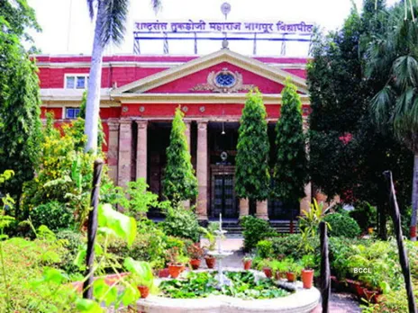 മൂന്നു പ്രൊഫസർമാരുടെ രണ്ടുദിവസത്തെ കാപ്പികുടി 1.5 ലക്ഷം രൂപ ; രണ്ടുദിവസം കൊണ്ടിവർ കുടിച്ചത് 99 കപ്പ് ചായയും 25 കപ്പ് നെസ് കോഫിയും. ഇതുകൂടാതെ കടികൾ വേറെയും !