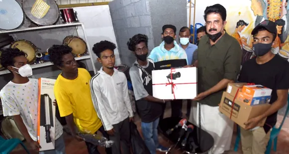 ചെങ്കൽചൂളയിലെ വൈറൽ പാട്ടുകൂട്ടത്തിന് സ്വപ്ന സാഫല്യം; പ്രൊഡക്ഷൻ യൂണിറ്റ് സമ്മാനിച്ച് നടൻ ജയകൃഷ്ണൻ