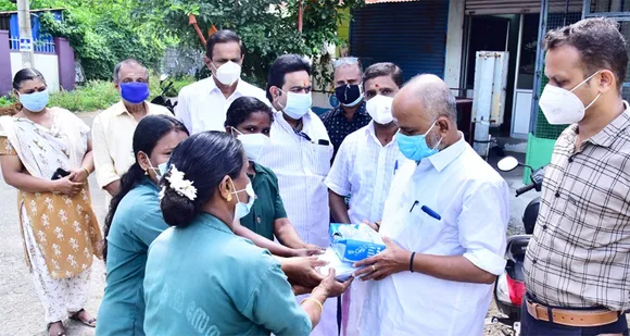 രാമനാഥപുരം എൻഎസ്എസ് കരയോഗത്തിൻ്റെ നേതൃത്വത്തിൽ ഹരിത കർമ്മ സേനാംഗങ്ങൾക്ക്  യൂണിഫോമും കോവിഡ് പ്രതിരോധ ഉപകരണങ്ങളും നല്‍കി
