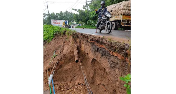 ദേശീയ പാതയിൽ തുപ്പനാട് പാലത്തിനു സമീപം മണ്ണിടിച്ചിൽ. ഗതാഗതം ഭാഗികമായി തടസപ്പെട്ടു