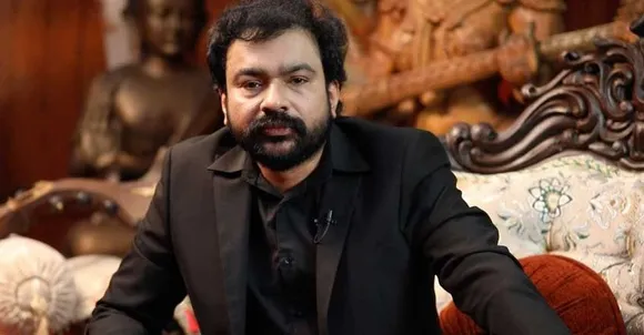 രാഷ്ട്രീയ, സിനിമാ, പൊലീസ് മേഖലകളിൽ നിന്നുള്ളവർക്ക് മോൻസൻ മാവുങ്കൽ പണം നൽകുന്നത് ഞാൻ കണ്ടിട്ടുണ്ട്. സിനിമാ നിർമാതാവ് സാബു ചെറിയാൻ എന്നയാൾക്ക് മോൻസൻ സാർ 50 ലക്ഷം രൂപ നൽകിയിരുന്നു. അതുപോലെ ഡിഐജി സുരേന്ദ്രൻ സാറിന് 15 ലക്ഷം രൂപ, സുധാകരൻ സാറിന് 10 ലക്ഷം രൂപ. ഇതെക്കൊയാണ് ഞാൻ മൊഴിയായി നൽകിയത്. ബാക്കിയുള്ളവർ സിനിമാ മേഖലയിൽനിന്നാണ്; മുഖ്യമന്ത്രിയുടെ പിഎസിനെതിരായ മോന്‍സന്റെ പരാമര്‍ശം ശ്രദ്ധതിരിക്കാനുള്ള ശ്രമമാണെന്ന് മോന്‍സൻ മാവുങ്കലിന്റെ ഡ്രൈവര്‍ അജിത്