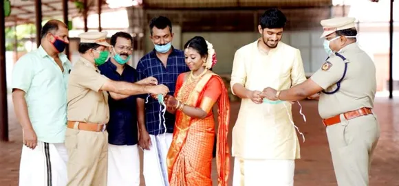 പ്രണയം മൊട്ടിട്ടു, ലോക്ക് ഡൗണിൽ പൂവണിയാൻ .. വർഷങ്ങൾ നീണ്ട പ്രണയത്തിനുശേഷം ഗോകുൽ അരുന്ധതിക്കു താലി ചാർത്തിയപ്പോൾ "മാസ്ക്ക് സമ്മാനപ്പൊതിയുമായി" പാലാ പോലീസും എത്തി