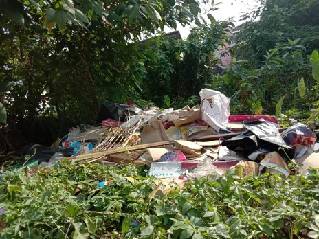 ക്ഷേത്ര വളപ്പിൽ മാലിന്യം തള്ളി; നടപടിയെടുക്കാതെ നഗരസഭാധികാരികൾ